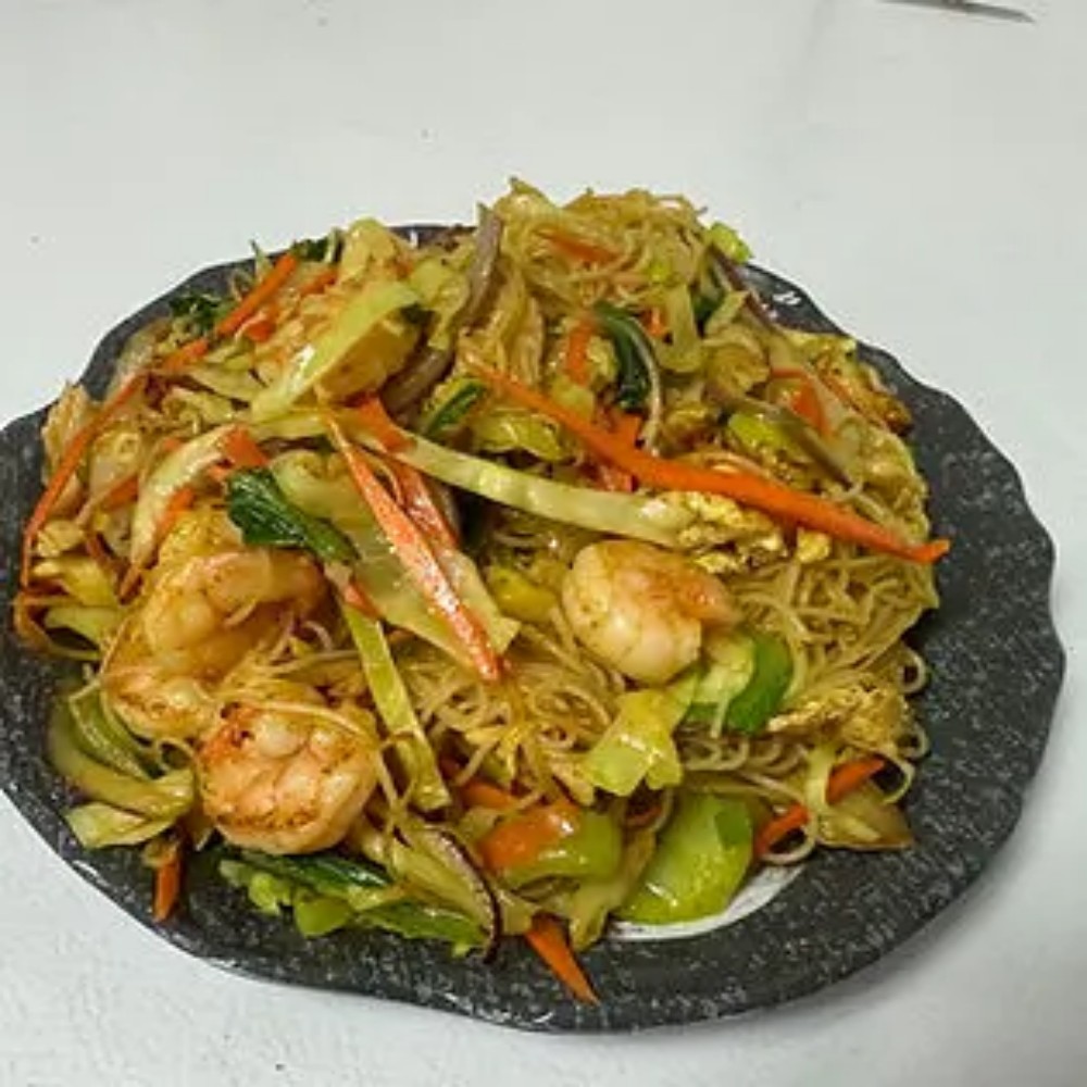 Shrimp stir-fried noodles with mixed vegetables