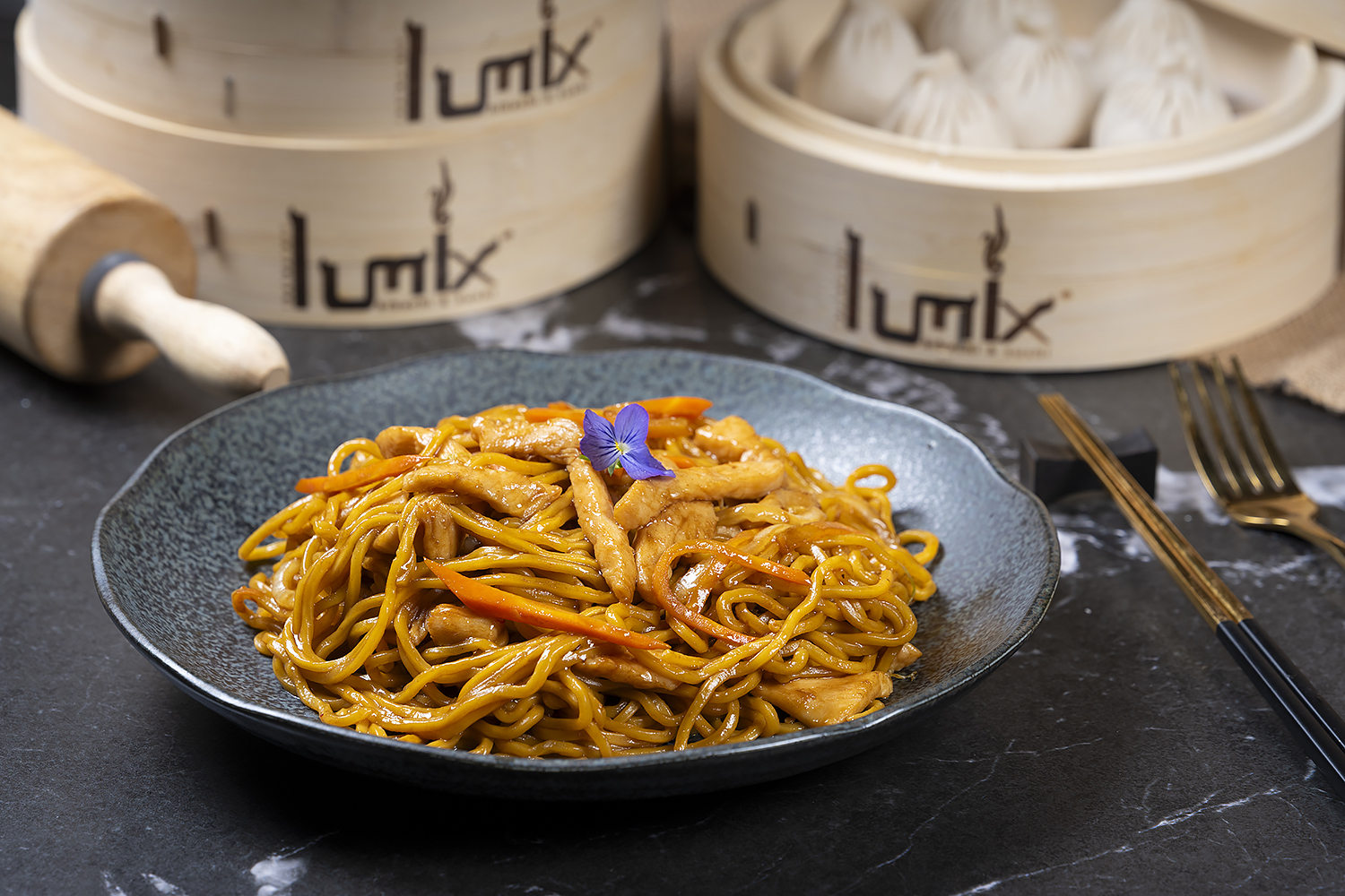 Chicken chow mein with vegetables and savory sauce