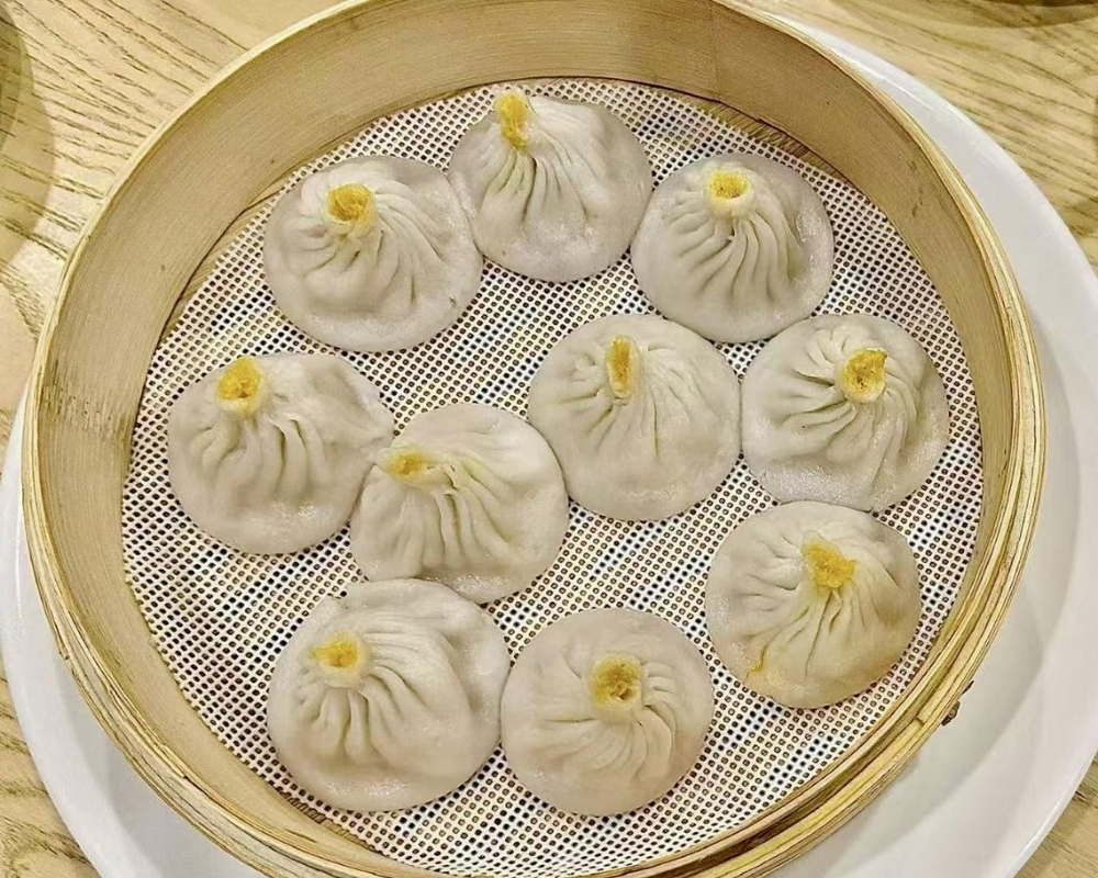 Crab roo soup dumplings in bamboo steamer at Mama Chang，a Chinese Restaurant in Colmar