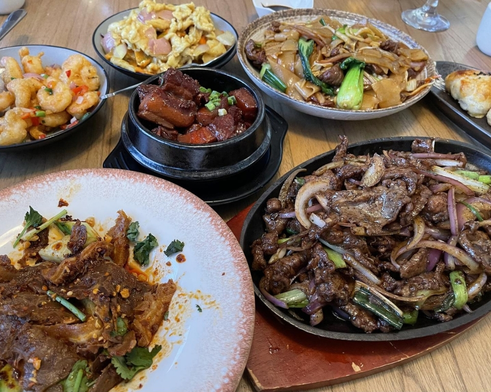 Multiple savory Chinese stir-fry classics at Mama Chang，a Chinese Restaurant in Colmar