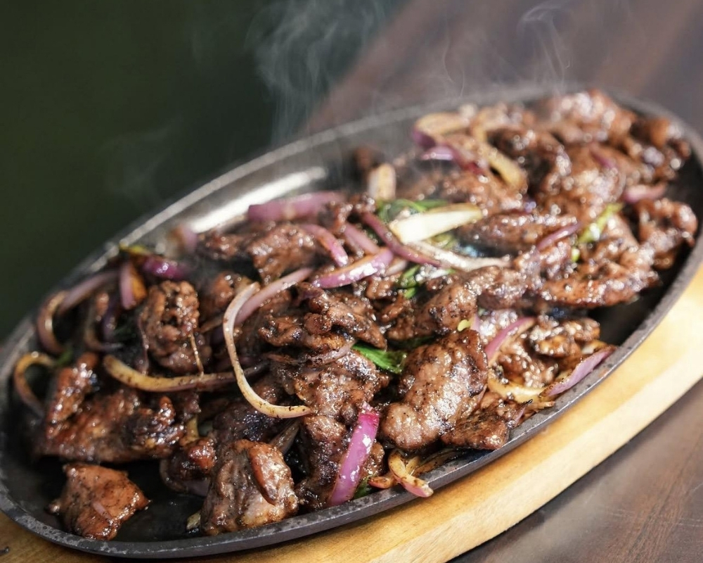 Sizzling black pepper beef with onions at Mama Chang，a Chinese Restaurant in Colmar