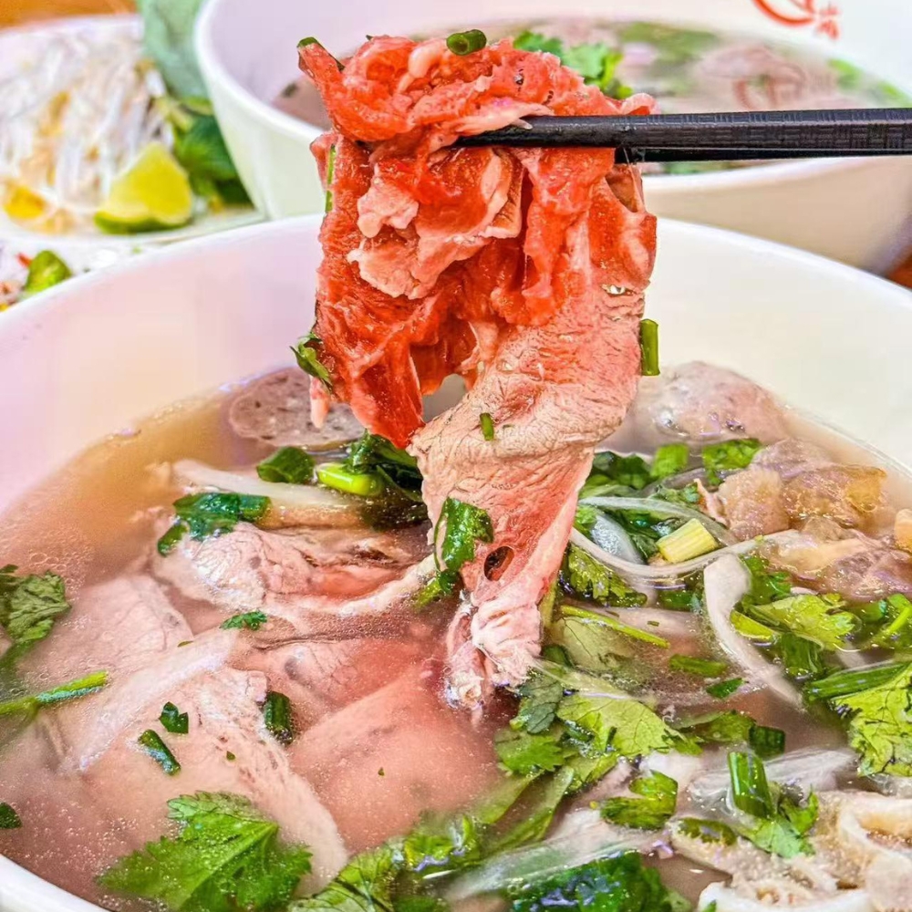 Mama-Hong’s-Pho-&-Bistro-Vietnamese-Restaurant-Beef-Pho-Mustang A bowl of beef pho with tender beef and fresh herbs at Mama Hong's Pho & Bistro, a Vietnamese Restaurant in Mustang.