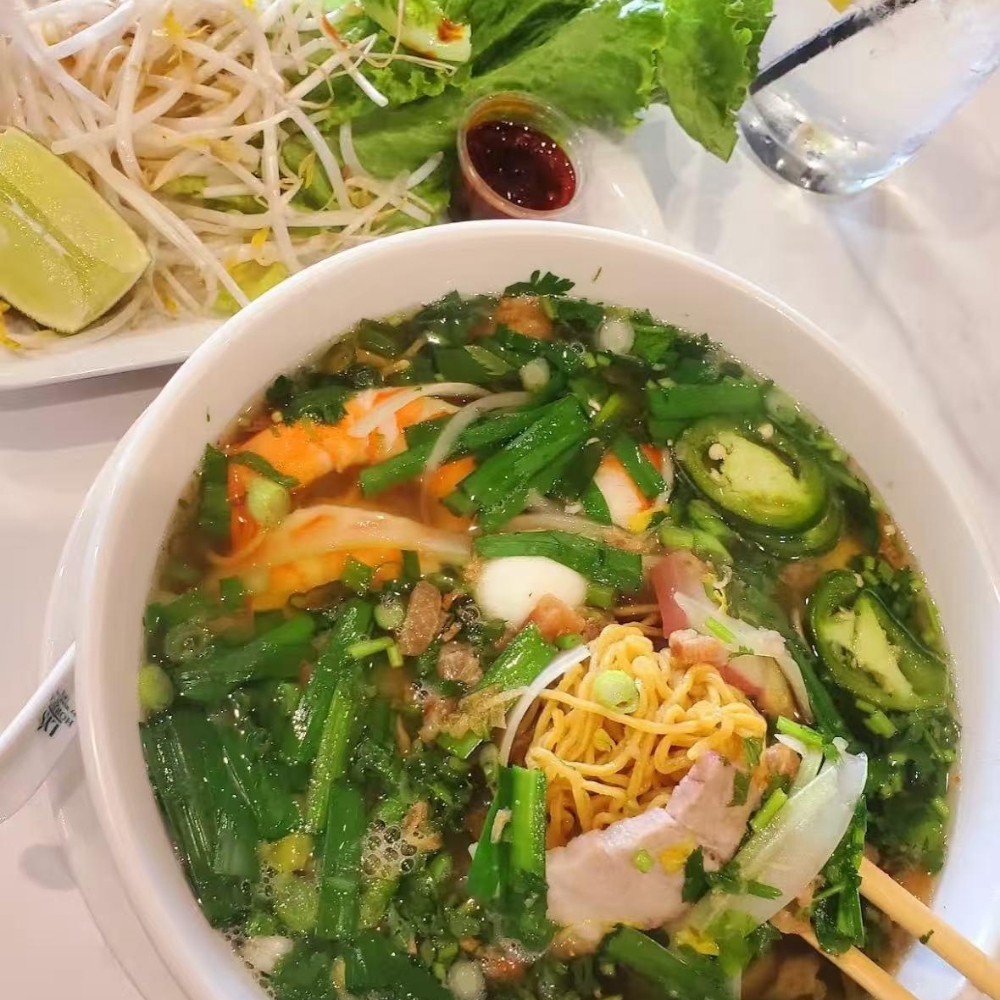Mama-Hong’s-Pho-&-Bistro-Vietnamese-Restaurant-Seafood-Noodle-Soup-Mustang A bowl of seafood noodle soup with shrimp, noodles, and greens at Mama Hong's Pho & Bistro, a Vietnamese Restaurant in Mustang.