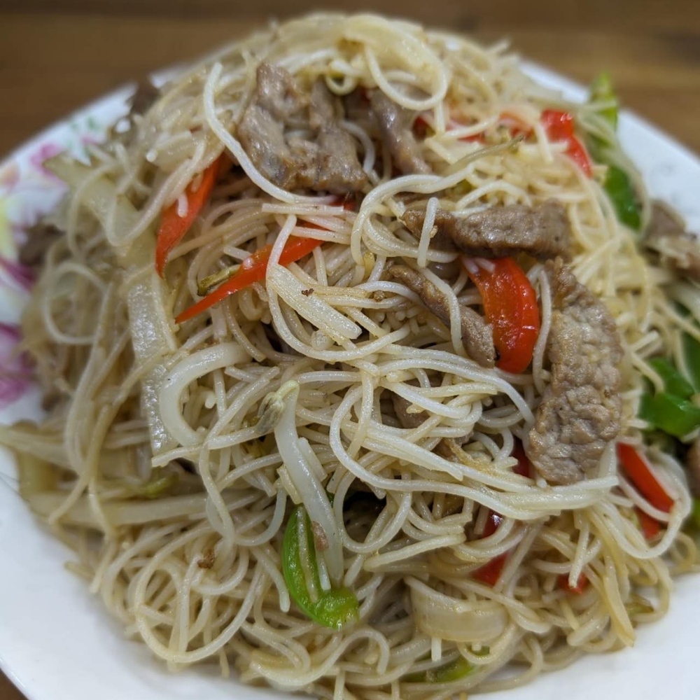 Maple-Garden-Chinese-Restaurant-Beef-Chow-Mein-Whitby Flavorful beef chow mein with tender beef strips and vegetables at Maple Garden, a Chinese restaurant in Whitby.