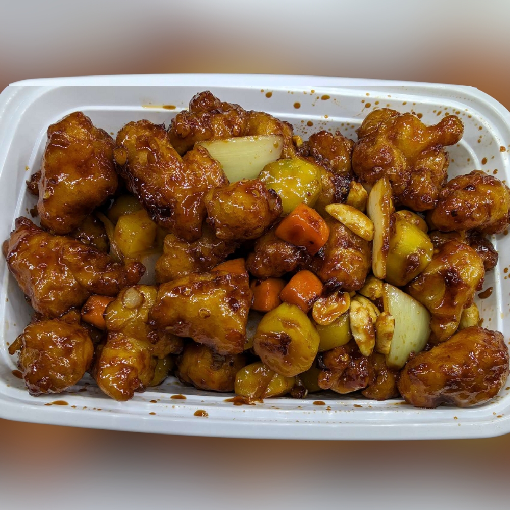 Maple-Garden-Chinese-Restaurant-General-Tso’s-Chicken-Whitby Crispy General Tso's chicken mixed with vegetables and sauce at Maple Garden, a Chinese restaurant in Whitby.