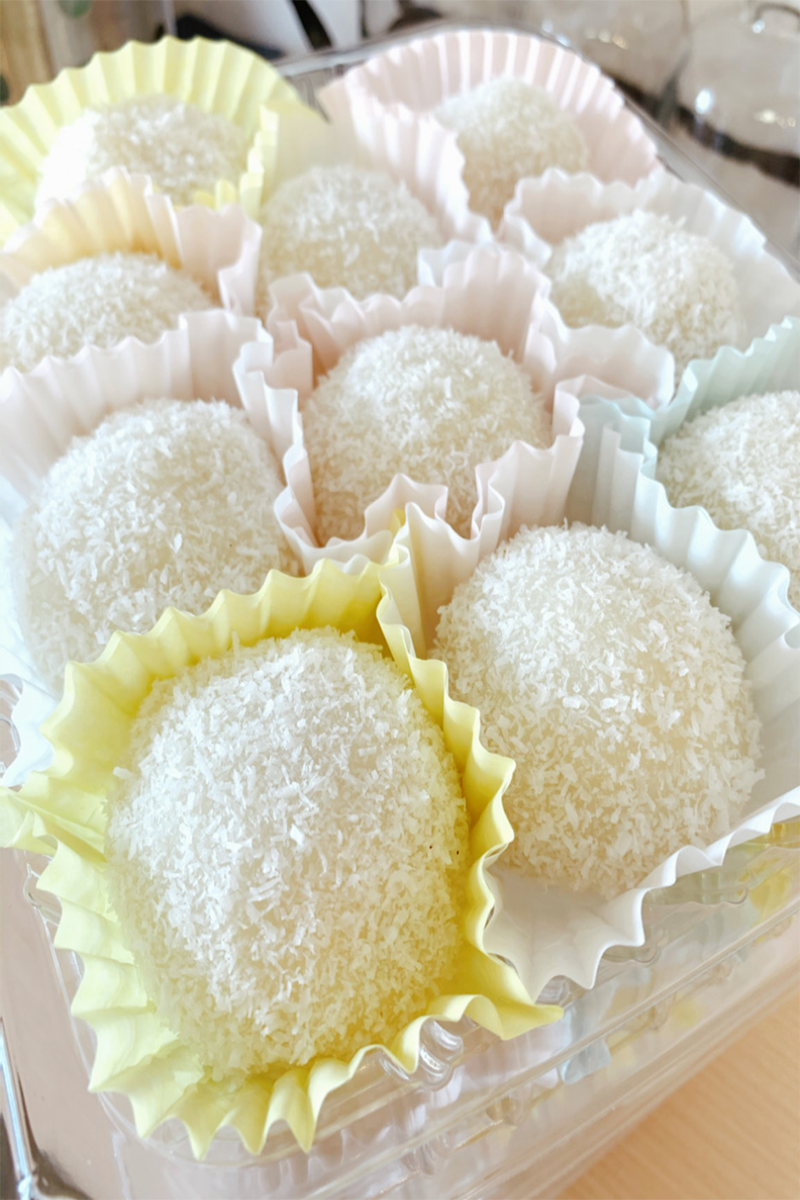 Mochi desserts with coconut coating