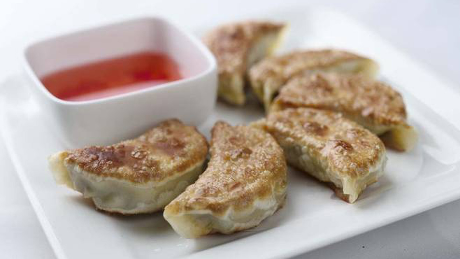 Chicken pot stickers with dipping sauce