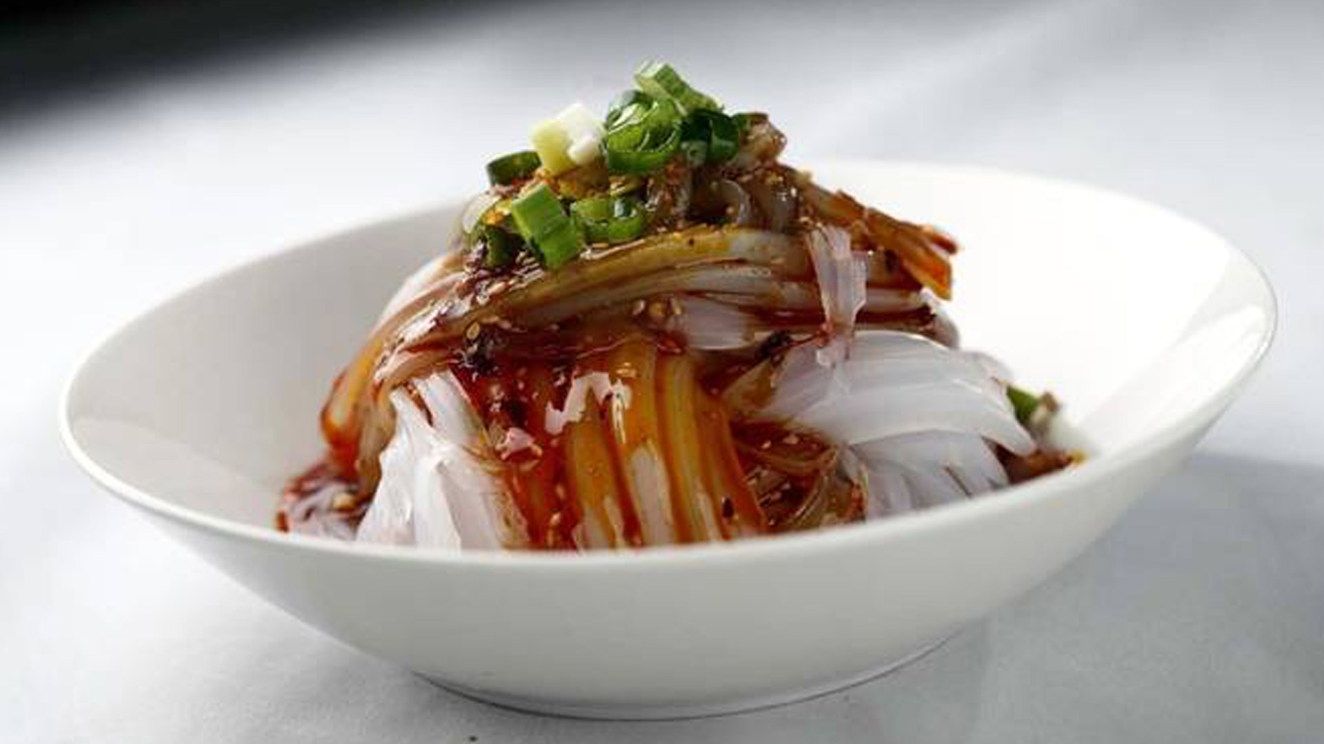 Dongpo-style mung bean jelly with chili sauce