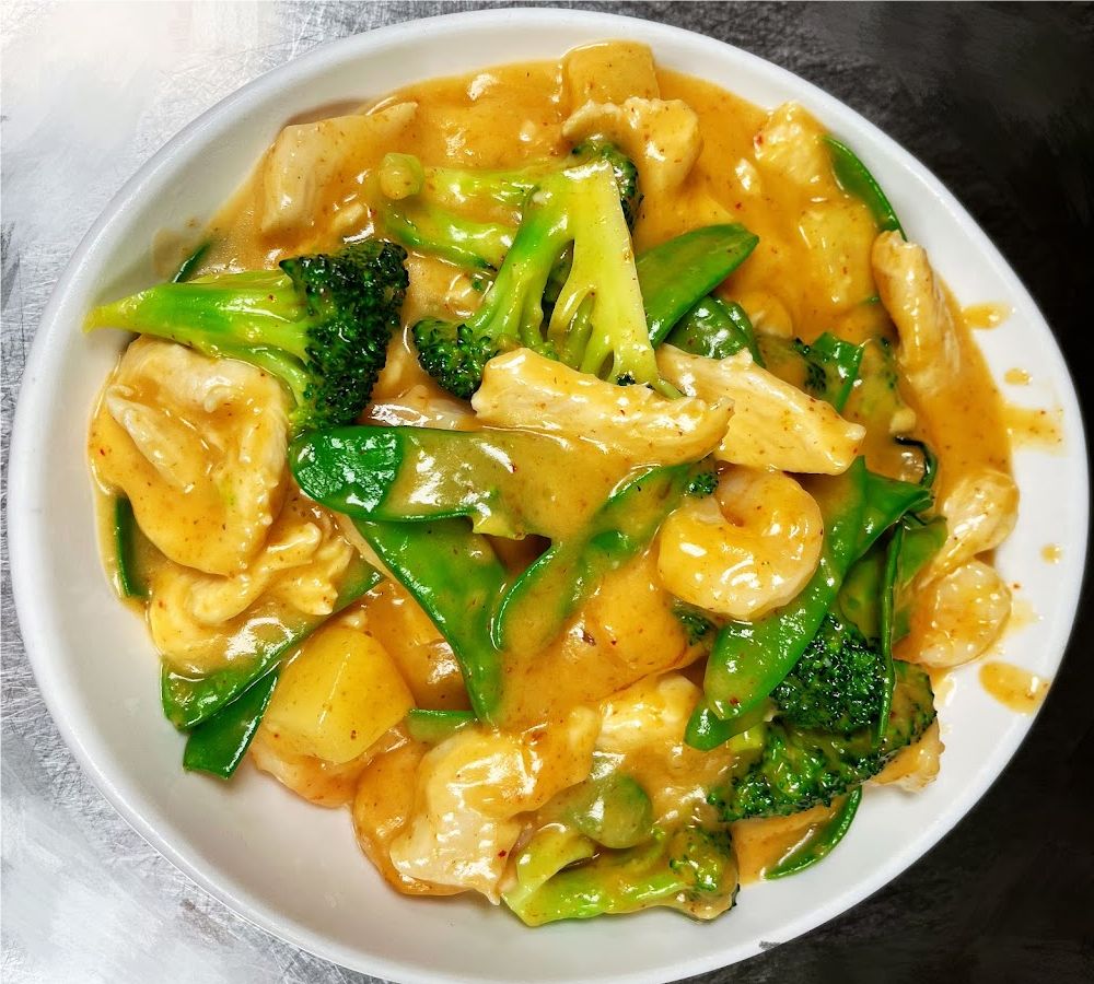 Chicken and shrimp curry with broccoli and snow peas at New Ing's Palace, a Asian Restaurant in Burbank