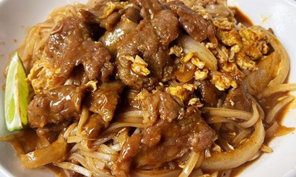 Stir-fried flat rice noodles with beef and egg at New Ing's Palace, a Asian Restaurant in Burbank