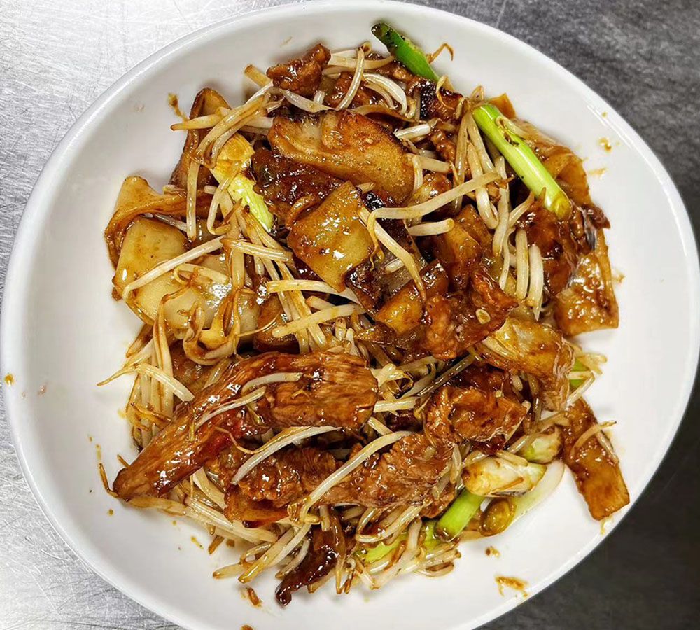Stir-fried flat rice noodles with shrimp and bean sprouts at New Ing's Palace, a Asian Restaurant in Burbank