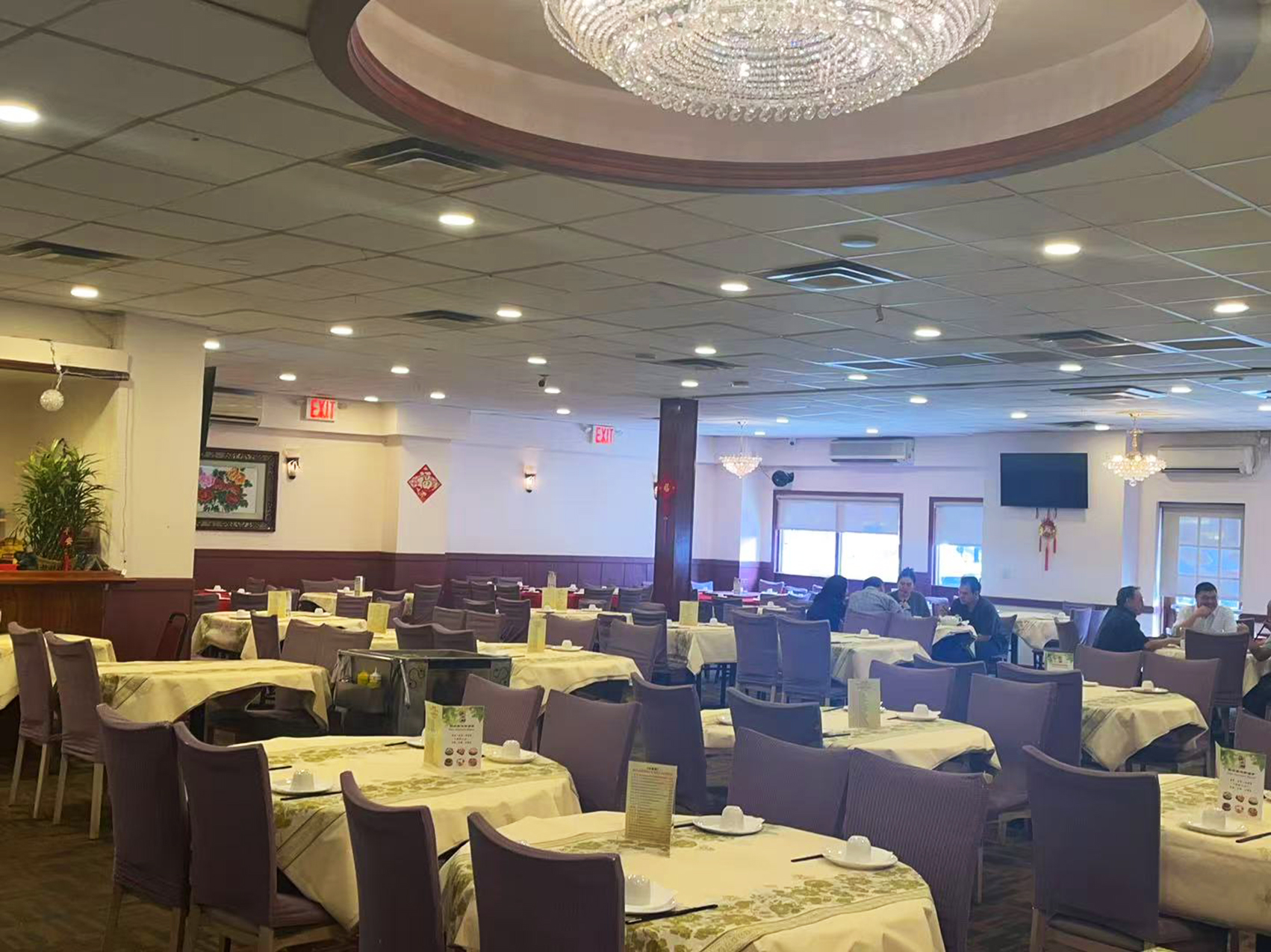 Spacious dining hall of New Northern Manor restaurant at New Northern Manor, a Chinese Seafood Restaurant in Queens