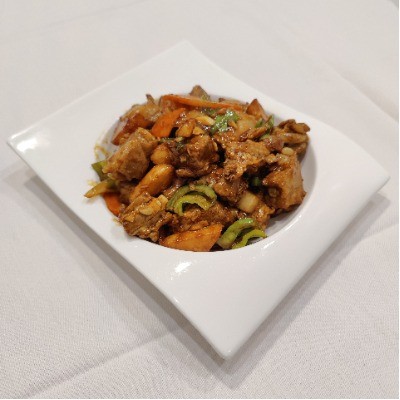 Braised pork ribs stir‑fried with green pepper and potato chunks.