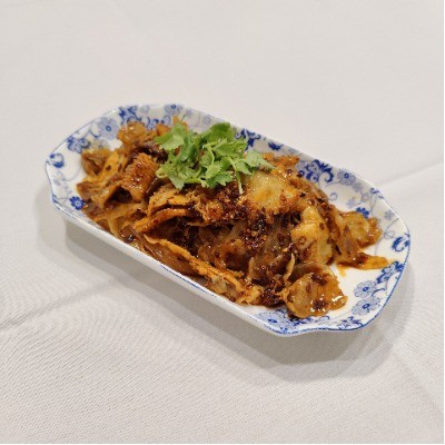 Spicy cold beef tripe topped with coriander and chili oil.