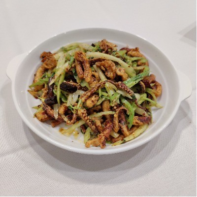 Spicy stir‑fried squid with celery and dried chili.