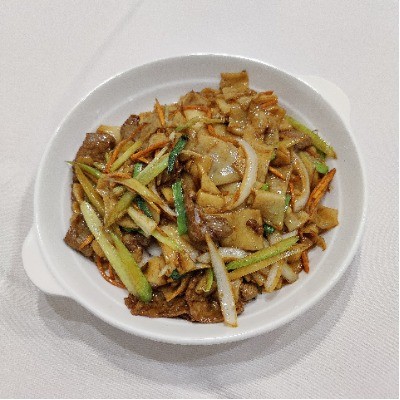 Stir‑fried flat rice noodles with beef and mixed vegetables.