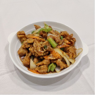 Stir‑fried pork chunks with green pepper, onion and carrot.