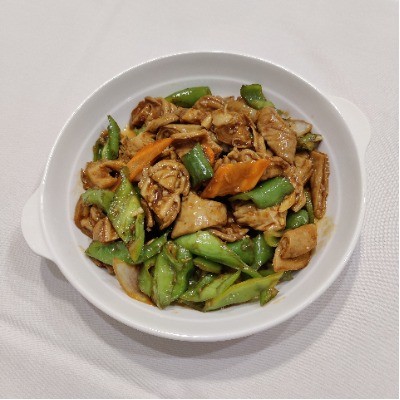 Stir‑fried pork intestines with green pepper and carrot slices.