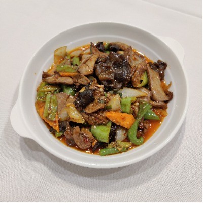Stir‑fried pork liver with fungus, green pepper and onion.