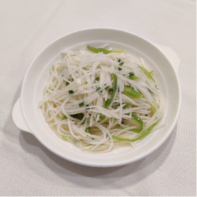 Stir‑fried shredded lotus root with green pepper strips.