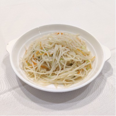 Stir‑fried shredded potato with carrot and green vegetables.