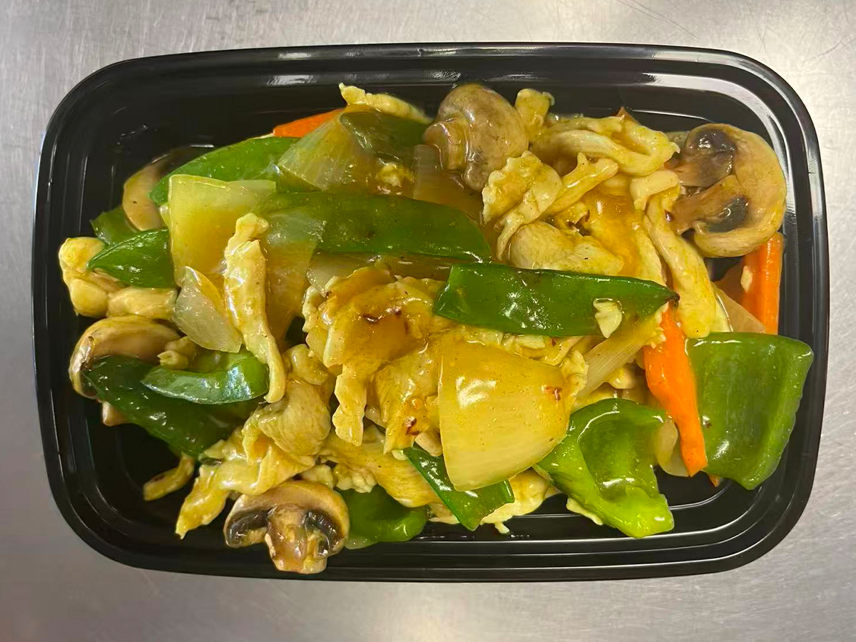 Curry-infused chicken with peppers, mushrooms, onions at Orient Chef, a Asian Restaurant in Davie