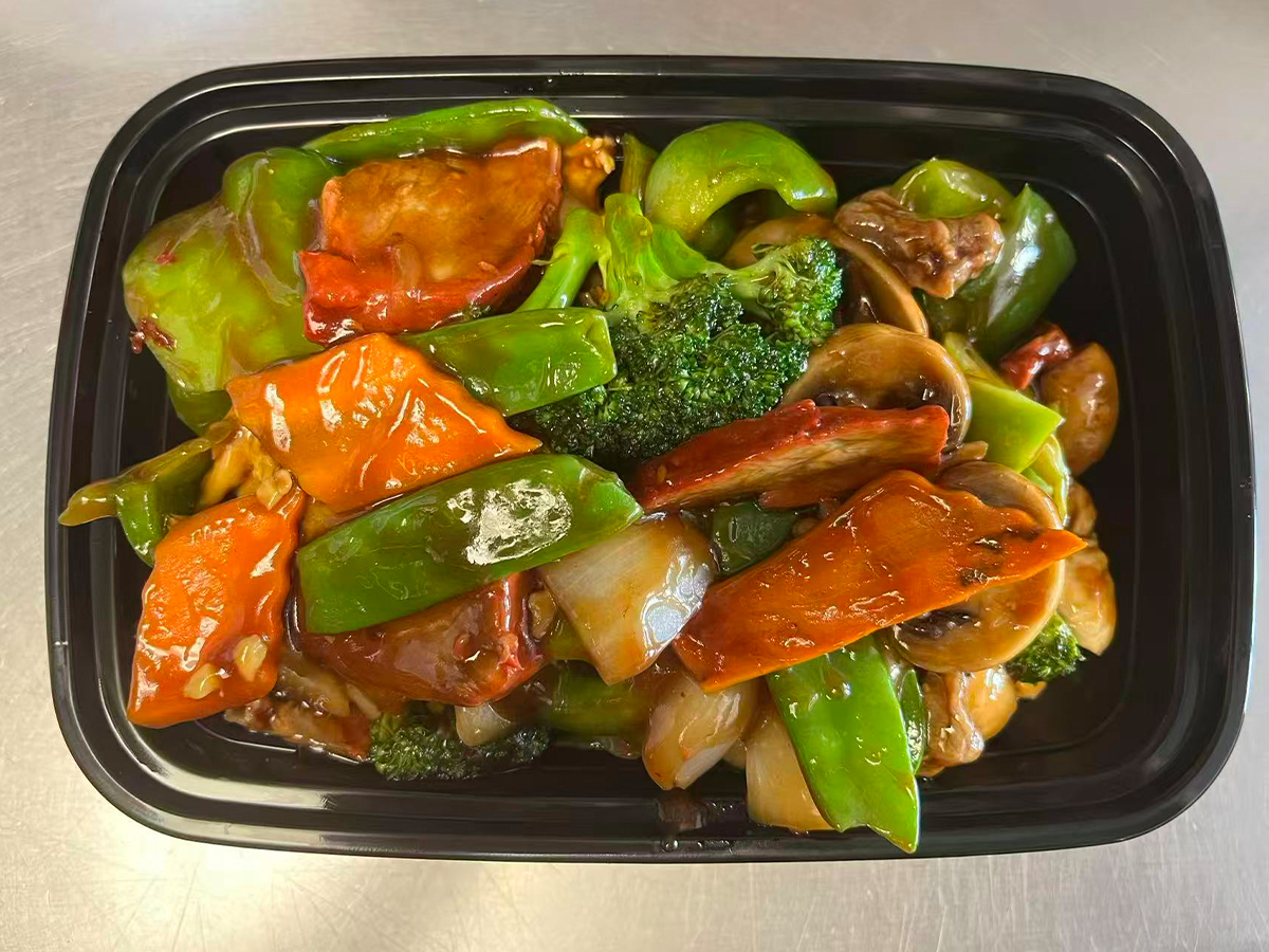 Sliced steak stir-fried with peppers, broccoli, mushrooms at Orient Chef, a Asian Restaurant in Davie