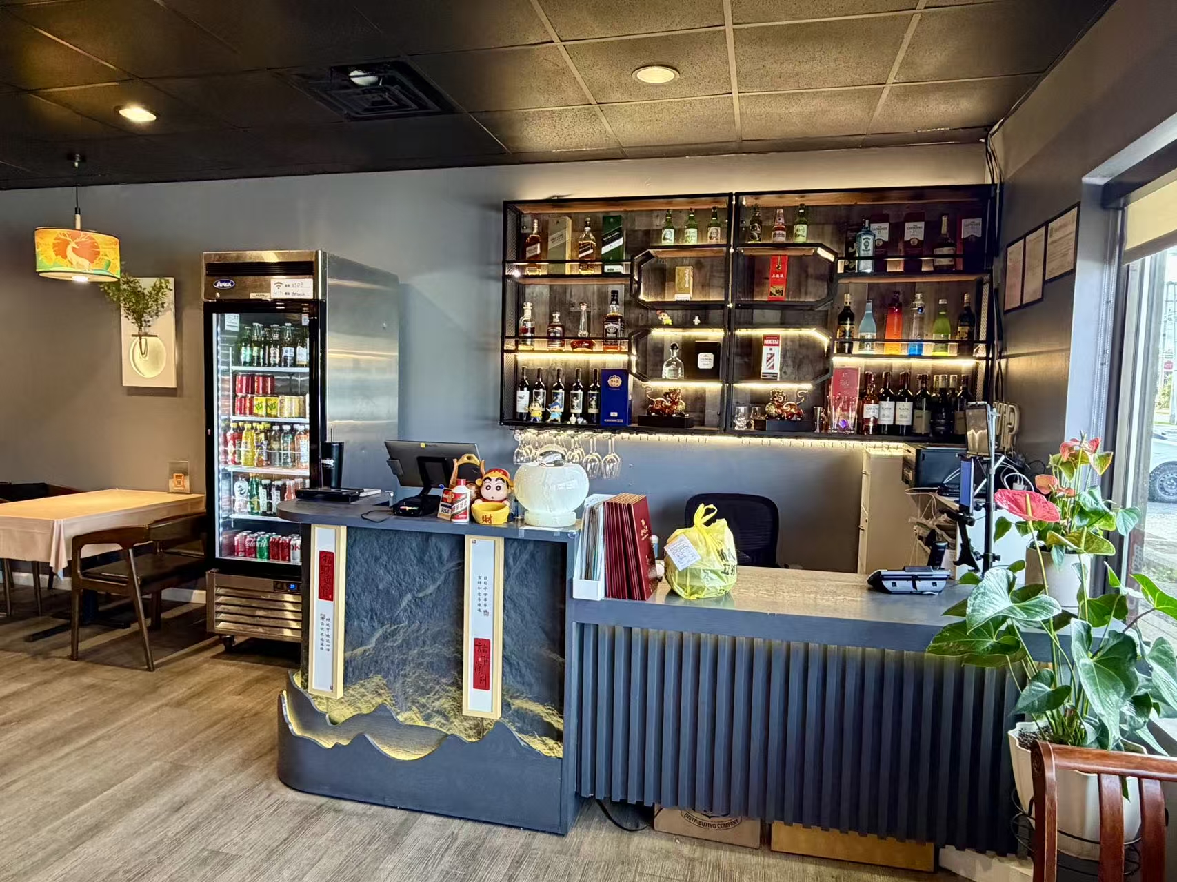 Pacific Eatery Chinese Restaurant (Kenny Rd, Columbus) has a cozy interior with warm lights, tidy tables, a stocked bar, and green plants, offering a welcoming dining vibe.