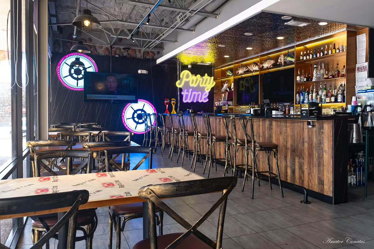 tables and chairs of Seafood Restaurant Pier 18 Cajun Seafood & Grill with traditional decor in Texas