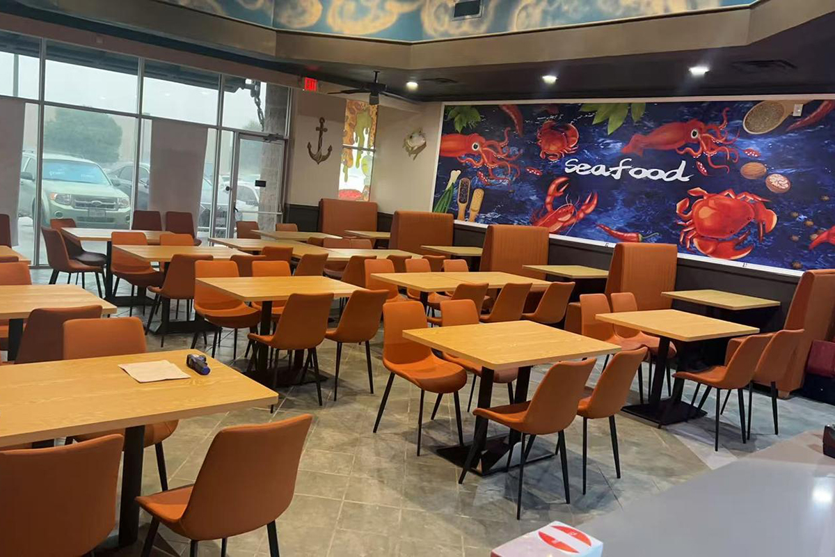 Tables and chairs are arranged in the restaurant of Seafood Restaurant Pier 18 Cajun Seafood & Grill with traditional decor in Texas