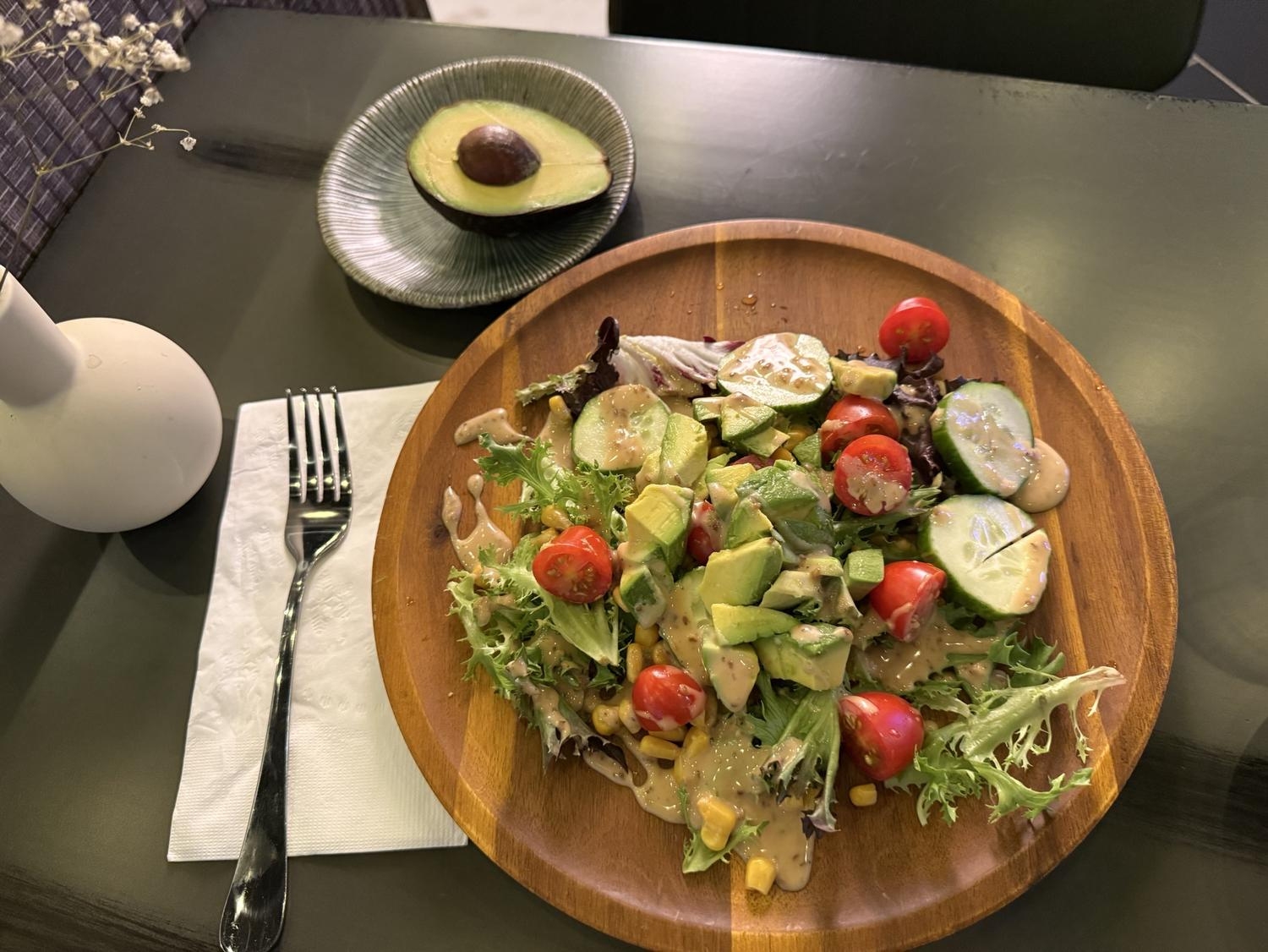 Pop-Onigiri-(SushiTeaRamen)-Japanese-Restaurant-Avocado-Salad-Half-Avocado-Bowl-Bonita-Springs Fresh avocado salad with veggies, half avocado on side. a Japanese Restaurant in Bonita Springs.