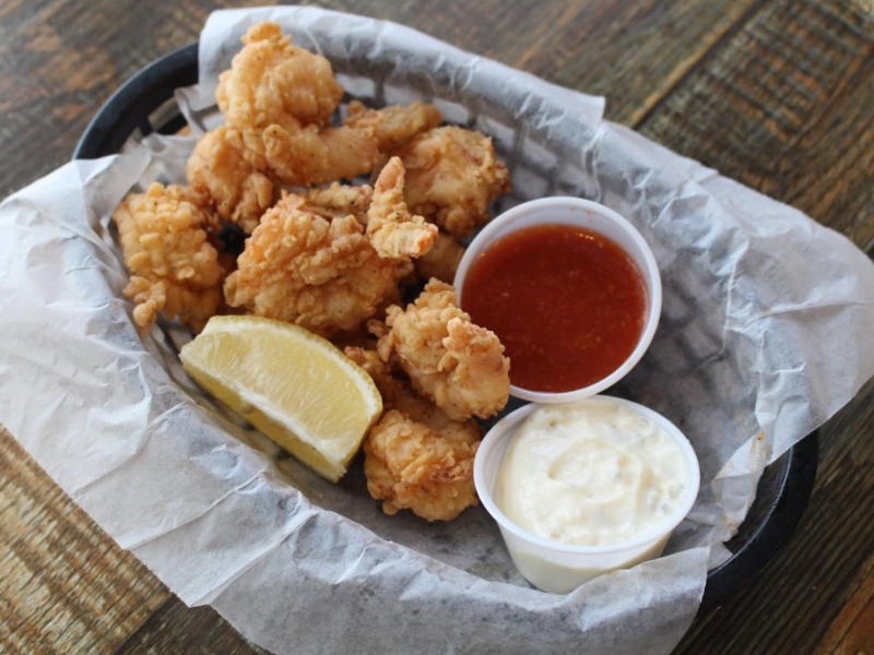 Fried shrimp served with lemon wedge, cocktail sauce and tartar sauce at Red Crab, an Seafood Restaurant in Melbourne