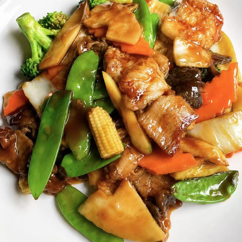 Stir-fried pork with snow peas, baby corn, carrots, and broccoli Stir-fried pork with snow peas, baby corn, carrots, and broccoli