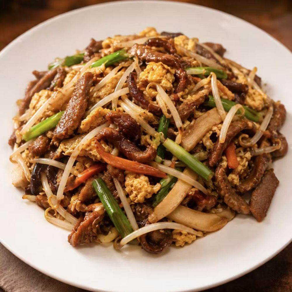 Stir-fried shredded beef with egg, bean sprouts, and scallions Stir-fried shredded beef with egg, bean sprouts, and scallions