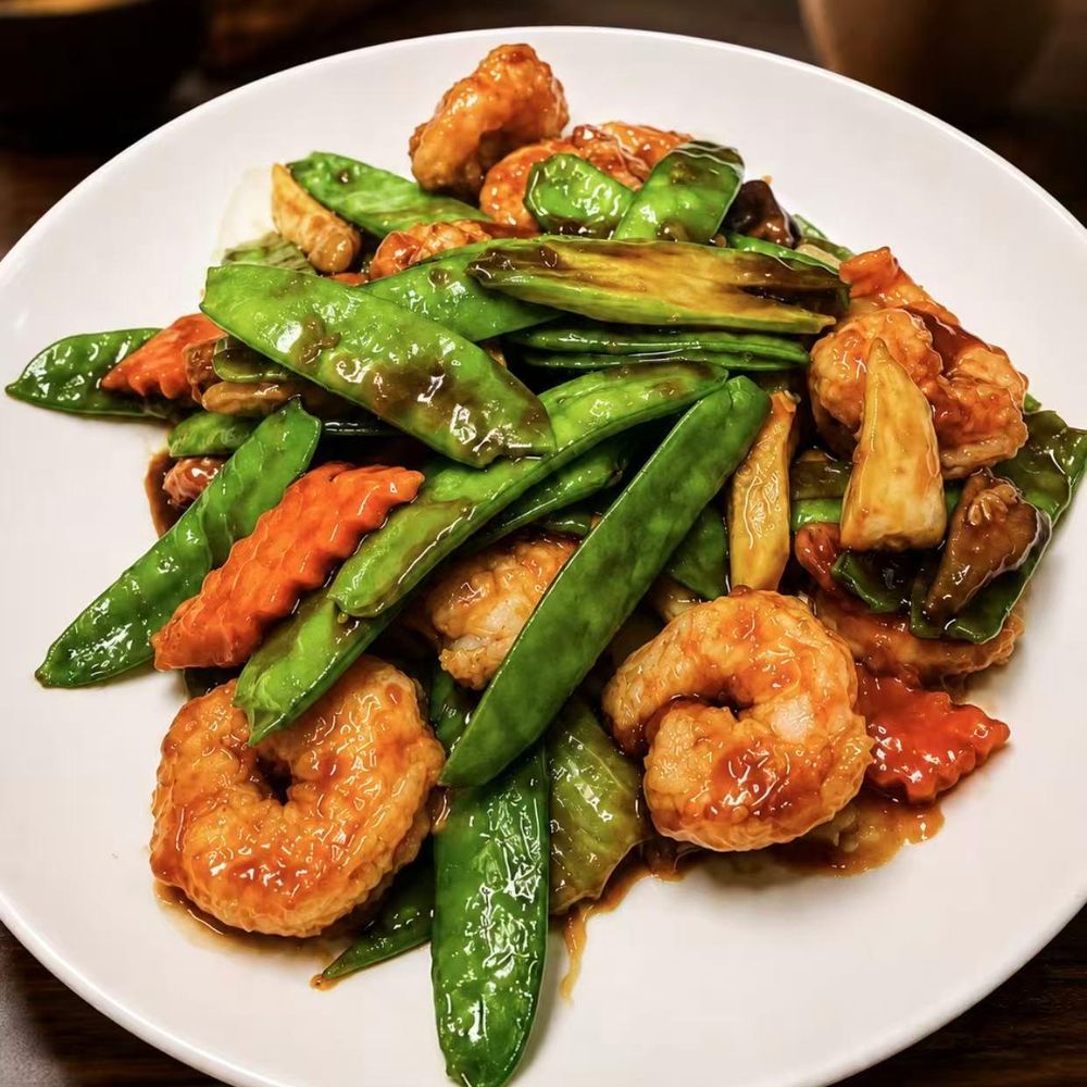 Stir-fried shrimp with snow peas and carved carrots Stir-fried shrimp with snow peas and carved carrots