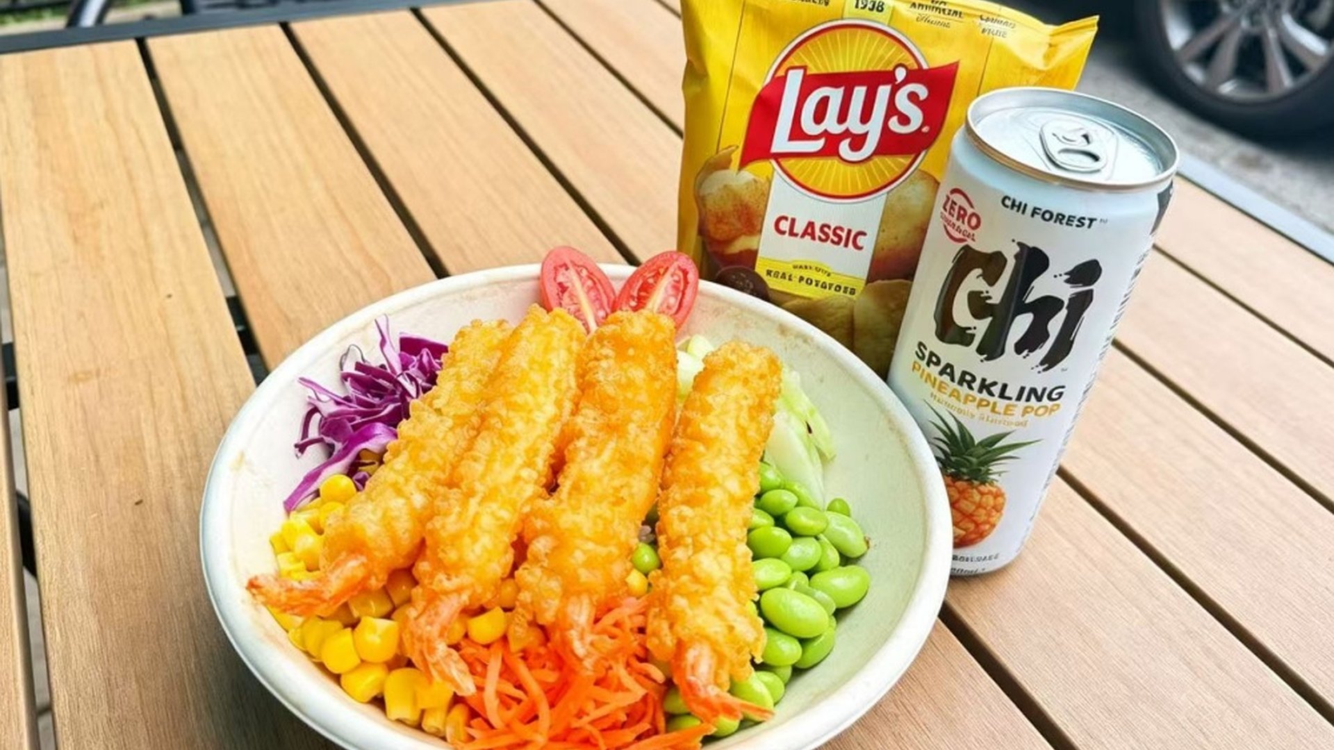 Tempura shrimp poke bowl with chips and pineapple sparkling drink at Sakana Western, a Hawaiian Restaurant in Chicago