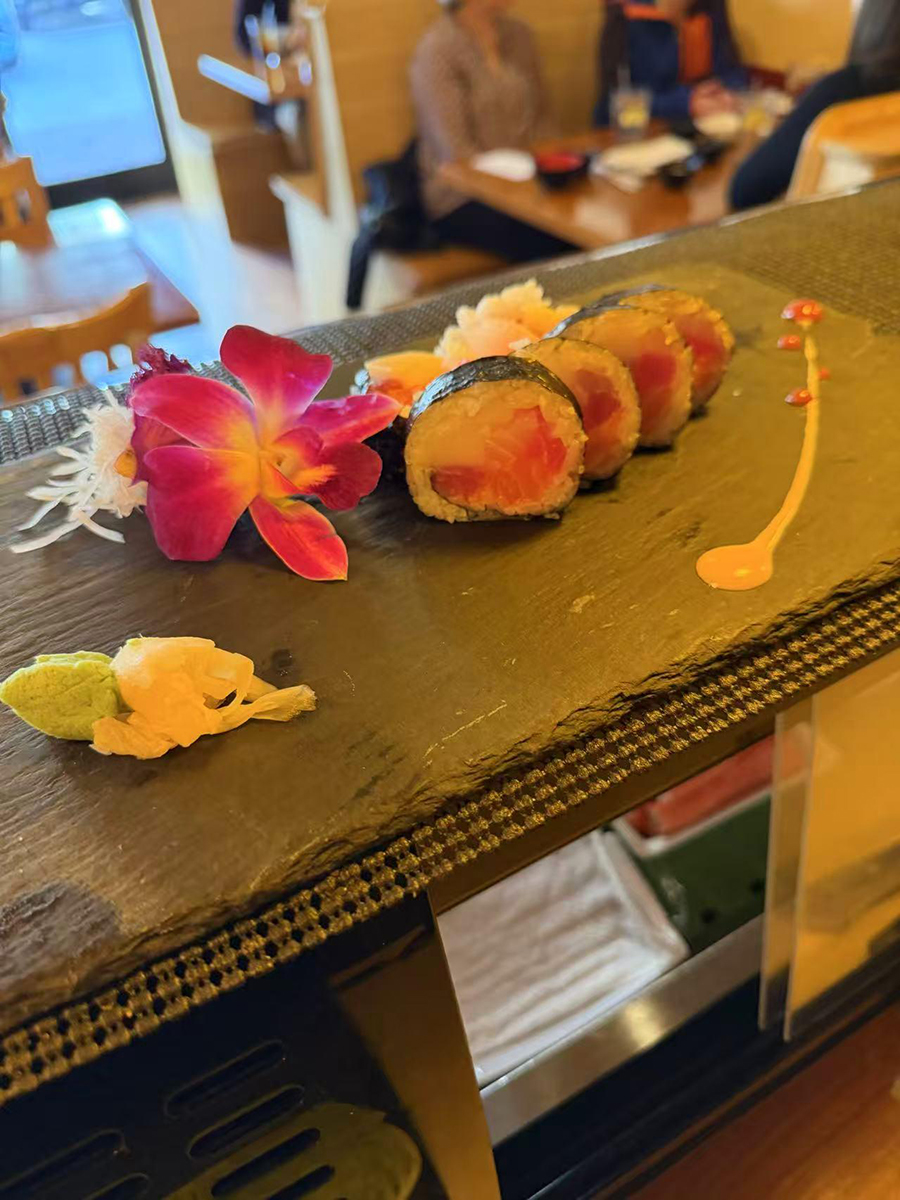 Tuna maki sushi roll with orchid flower garnish at Sake House 2，a Japanese Restaurant in Jacksonville
