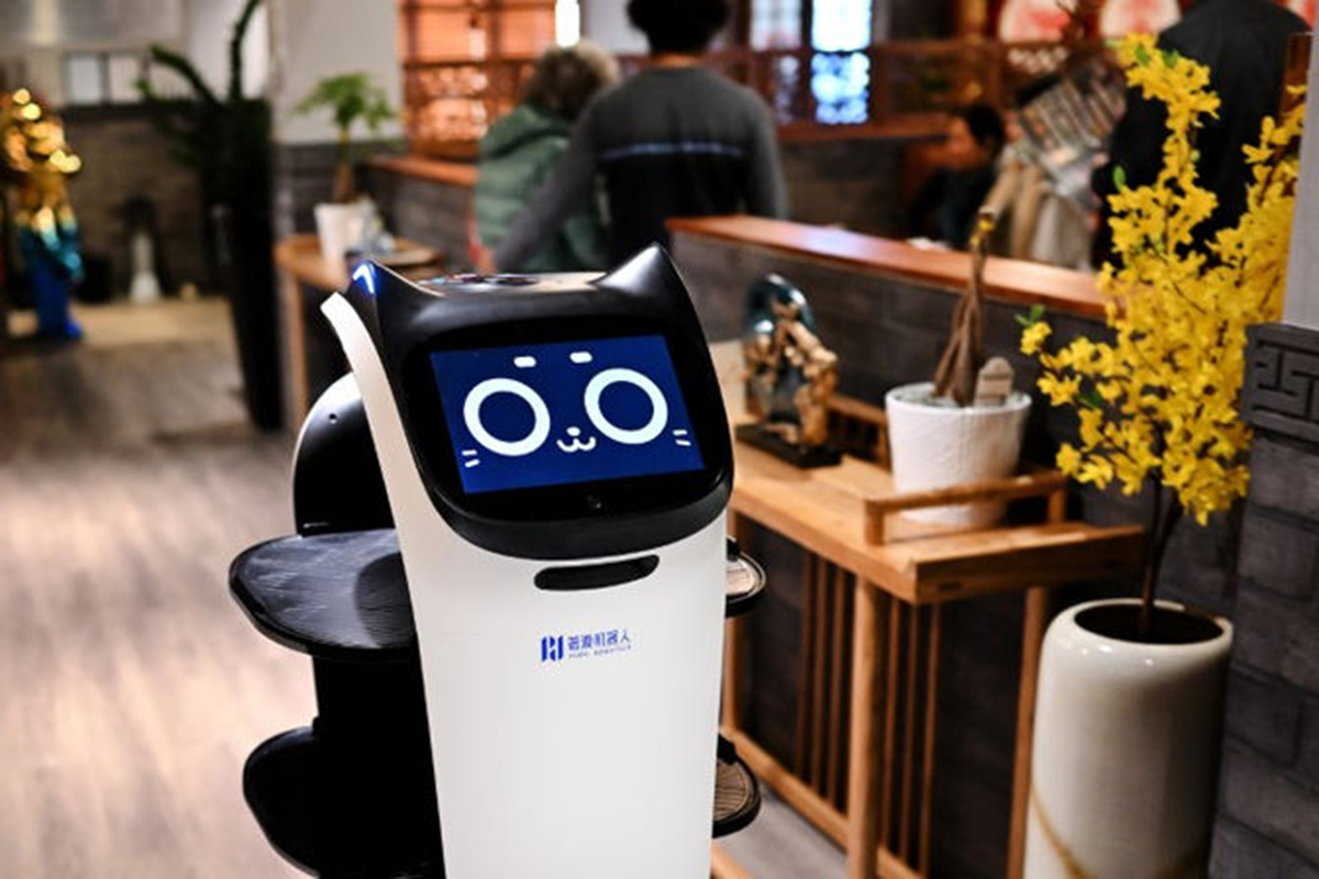 A robot server at Seoul Korean BBQ & Hotpot，a Korean Restaurant in Mason