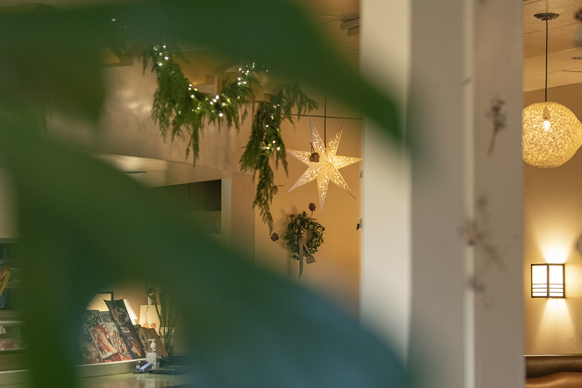 Star-shaped light and greenery in a warmly lit restaurant