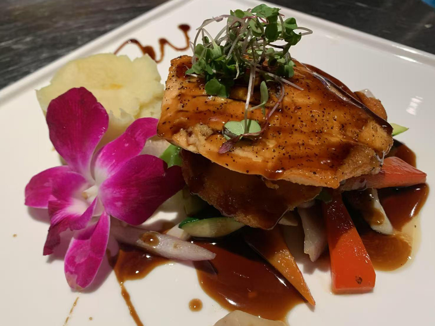 Seared salmon with vegetables and sauce from Sushi & Asian Kitchen, a sushi restaurant in Weatfield