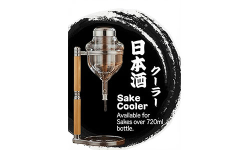 Sake cooler equipment illustration with Japanese text, on black ink wash background, text states it works for 720ml sake bottles.