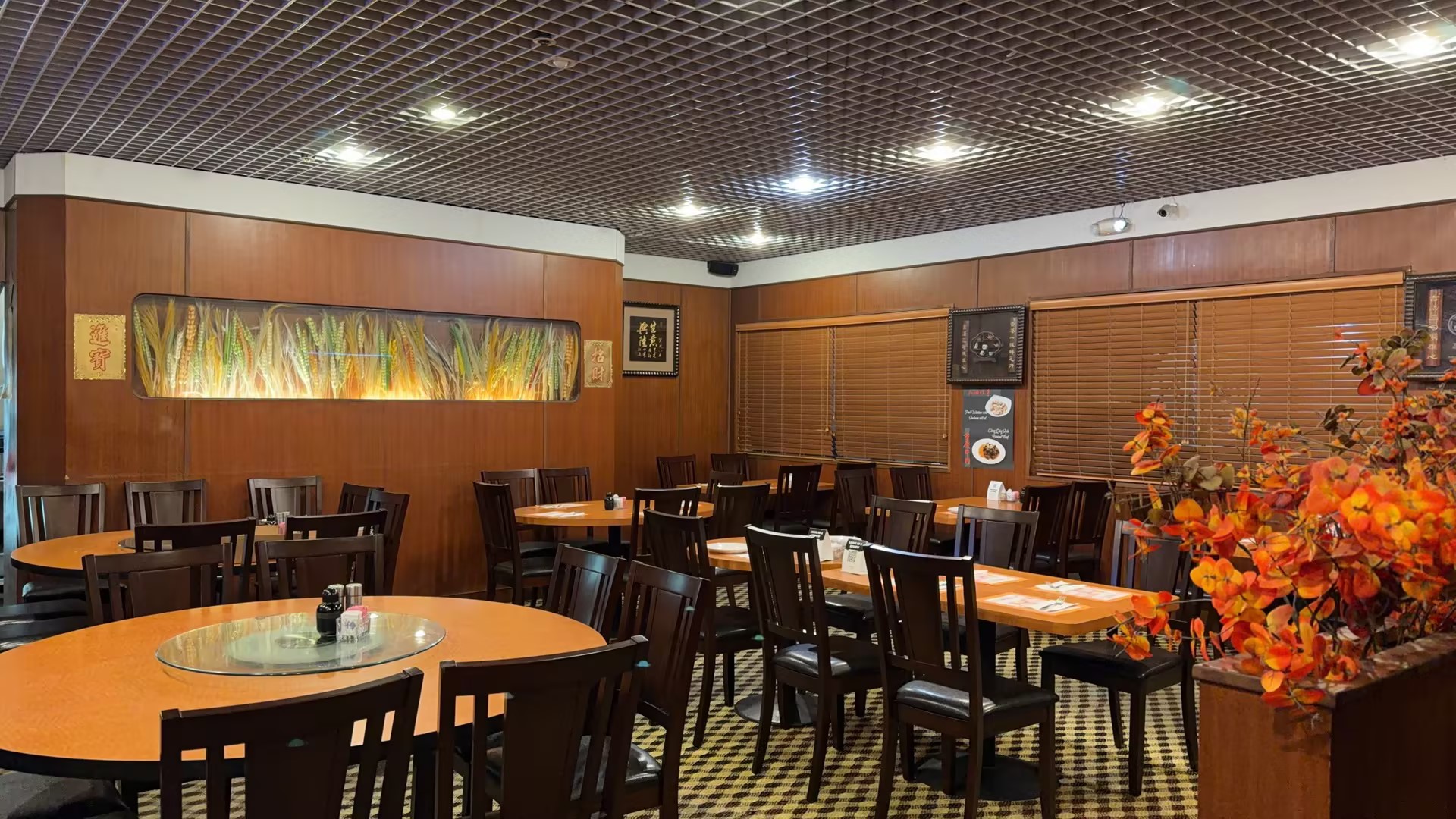 Szechuan-Garden-Chinese-Sichuan-Restaurant-Dining-Area-Fair-Oaks Cozy dining area with wooden decor and table settings at Szechuan Garden, a Chinese Sichuan Restaurant in Fair Oaks