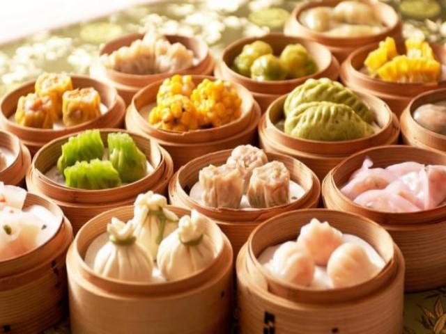 A variety of colorful and delicious dim sum, including dumplings and buns, presented in bamboo steamers. 发消息、输入 @ 选择技能或 / 选择文件 Wing Side-Cleveland 餐厅宣传 Domain Name Operation Confirmat