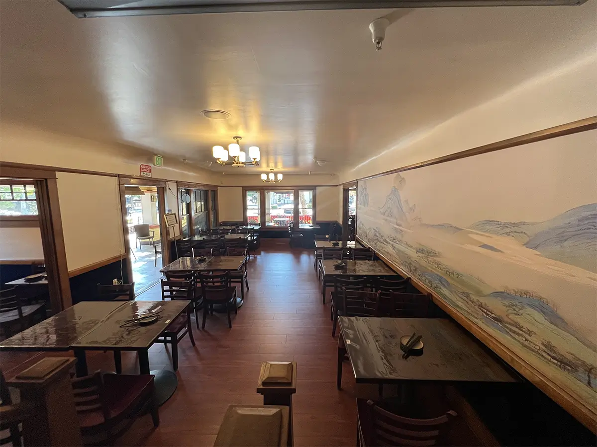 A spacious main dining hall with warm lighting at Tasty Palace 品香阁，a Chinese Restaurant in Davis