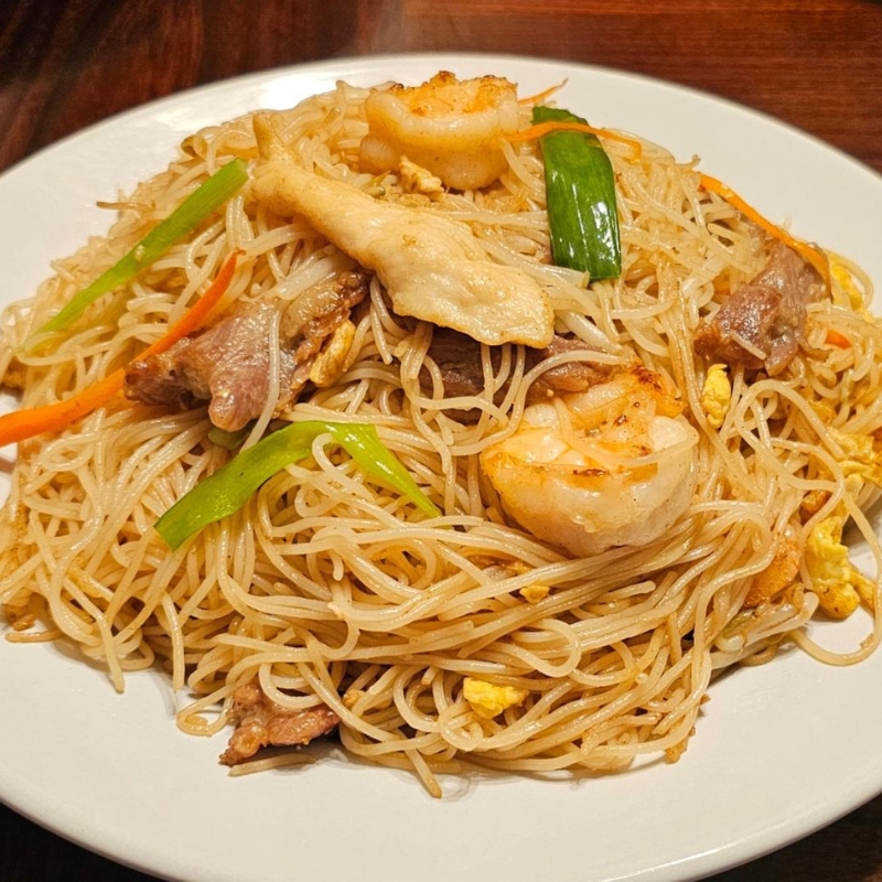 Stir-fried thin rice noodles with shrimp, beef and veggies at Umami Sushi & Chinese Cuisine, an Asian Fusion Restaurant in Minneapolis