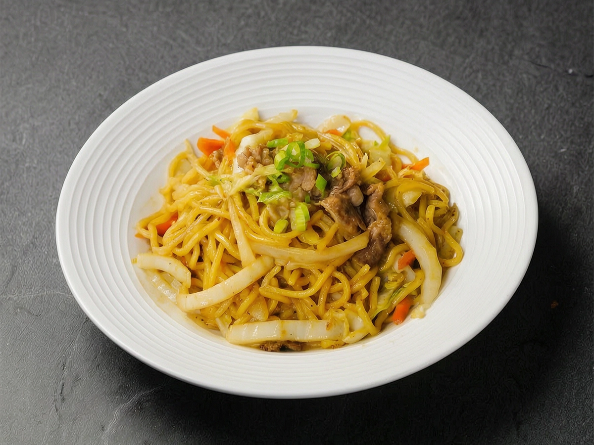 Lo mein noodles with beef and vegetables