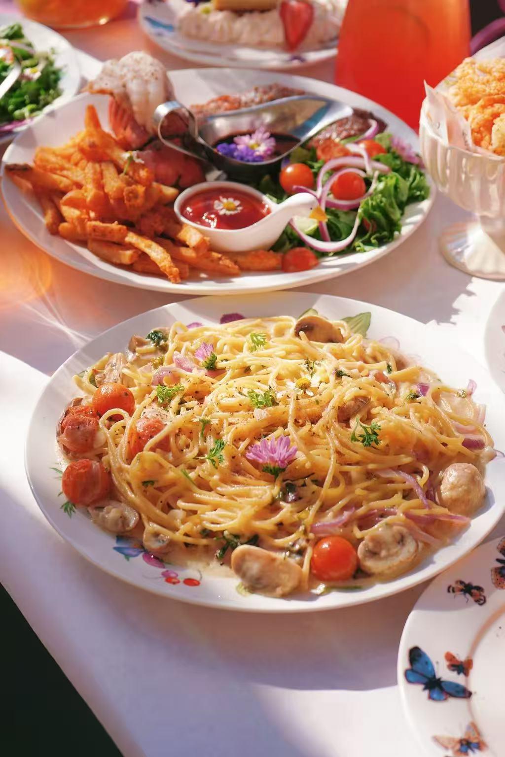 Jin-Foodie-New-American-Restaurant-Pasta-with-Mushrooms-and-Tomatoes-West-Covina Pasta dish with mushrooms, tomatoes, and herbs at Jin Foodie, a New American Restaurant in West Covina