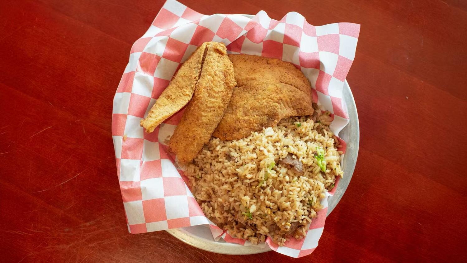 Fried fish fillet with fried rice from Wings Way, a chicken wing restaurant in Hollywood  复制 询问 解释  翻译(zh-CN)