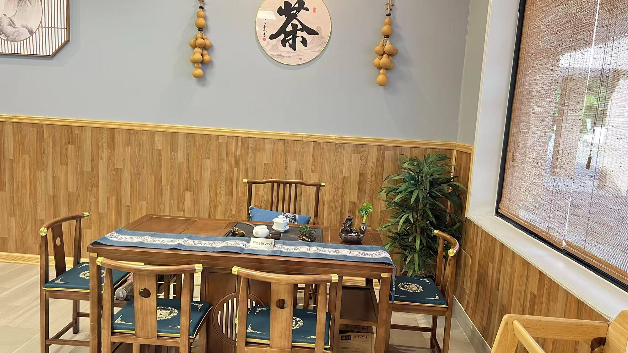Interior of Chinese Restaurant Yaya's Bowl Ramen & Dumpling with traditional decor in Wilmington
