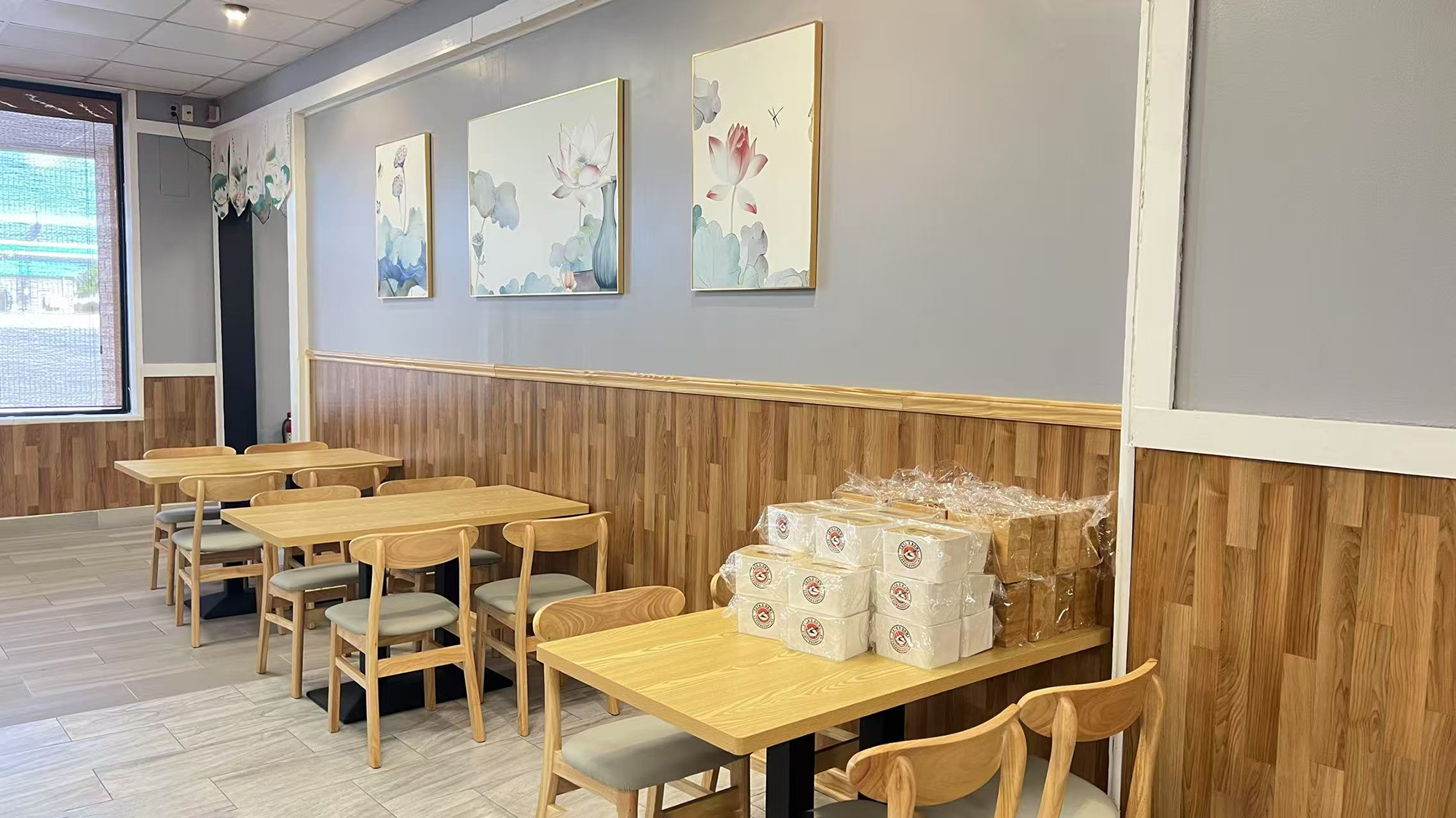 Interior of Chinese Restaurant Yaya's Bowl Ramen & Dumpling with traditional decor in Wilmington